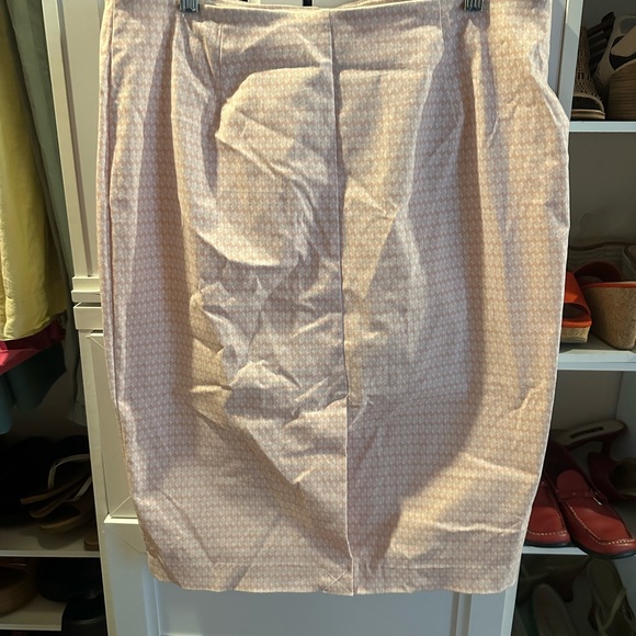 Cute Pink and White skirt, perfect for the office. Or just cute summer look. - Picture 1 of 3